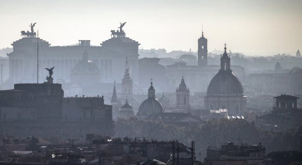 Allarme smog a Roma, livelli di inquinamento superiori alla soglia massima. Esperti: “I fragili stiano a casa”