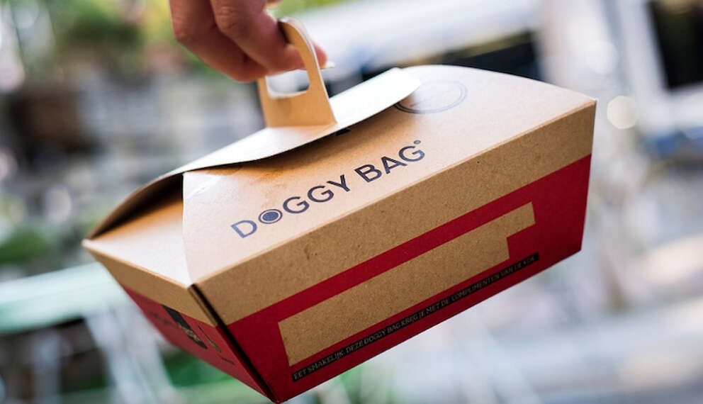 Avanzi al ristorante? Arriva la proposta di legge per la “doggy bag” obbligatoria: multe da 25 e 125 euro