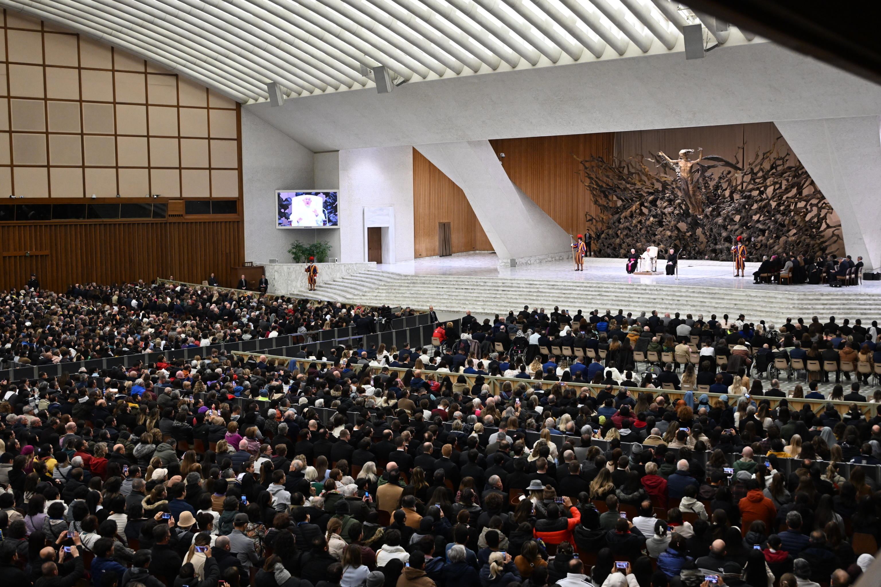 Il Papa: «Il peccato della gola sta uccidendo il mondo»